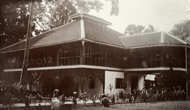 Colonial bungalow, Burma (Myanmar). Servants at work tending flowerbeds beside the driveway of a large colonial bungalow. Burma (Myanmar), 7 August 1912. Burma (Myanmar), South East Asia, Asia.