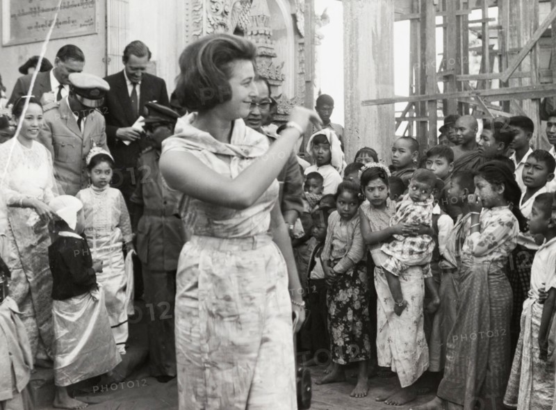 Princess Alexandra of Kent visits Mandalay. Princess Alexandra of Kent turns to wave to a crowd of Burmese children during a visit to Mandalay. Mandalay, Burma (Myanmar), circa 1960. Mandalay, Mandalay, Burma (Myanmar), South East Asia, Asia.