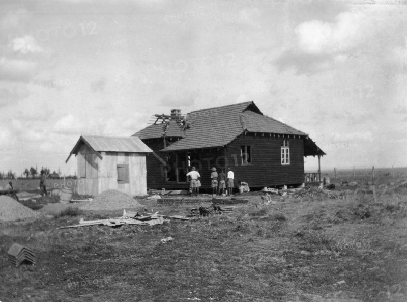 Building a house. This is the last in a series of four photographs showing the rapid erection of a timber-framed European-style house. The photograph shows a back view, with a separate kitchen block, as the house nears completion. The house was built for Charles Bungey, a training officer with the Kenyan Public Works Department, by the local apprentices of his department. Nakuru, Kenya, 1922. Nakuru, Rift Valley, Kenya, Eastern Africa, Africa.