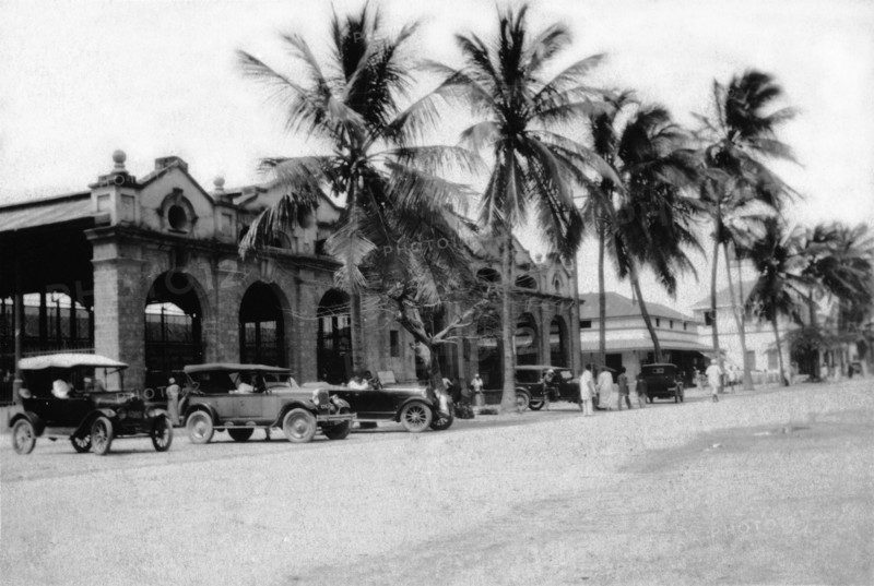 Mackinnon Market at Mombasa. Cars and palm trees line Digo Road in front of Mombasa's municipal market hall, Mackinnon Market. Mombasa, Kenya, 1927. Mombasa, Coast, Kenya, Eastern Africa, Africa.