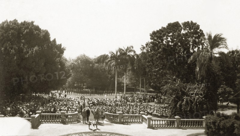 Memorial service for Sir Lee Stack. A crowd gathers in the gardens of Khartoum palace for the official memorial service of assassinated Sir Lee Stack, British commander of the Egyptian army and Governor General of Sudan. Khartoum, Sudan, circa 1925. Khartoum, Khartoum, Sudan, Eastern Africa, Africa.