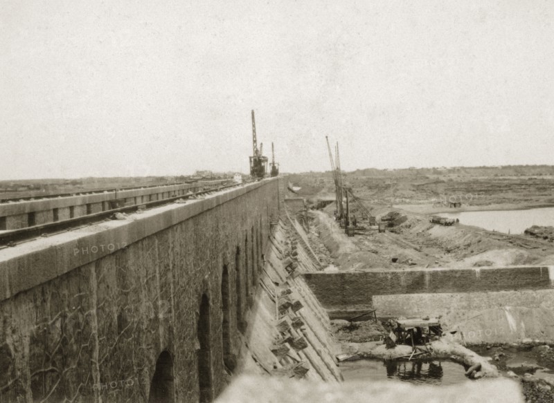 Sennar Dam nearing completion. Cranes and earthworks on the construction site of the nearly completed Sennar Dam. Sennar, Sudan, circa 1925. Sennar, Sennar, Sudan, Eastern Africa, Africa.
