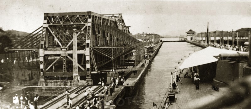 The Gatun locks at Panama. A warship of the British Special Service Squadron enters one of the famous Gatun locks on the Panama canal. Panama, 23 July 1924. Panama, Central America, North America .