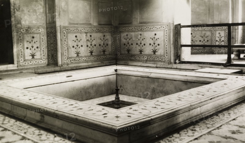 Royal bath, Delhi Fort. Floral patterns decorate the room housing the royal bath, built from marble and coloured stone at the Delhi Fort complex. Delhi, India, circa 1954. Delhi, Delhi, India, Southern Asia, Asia.