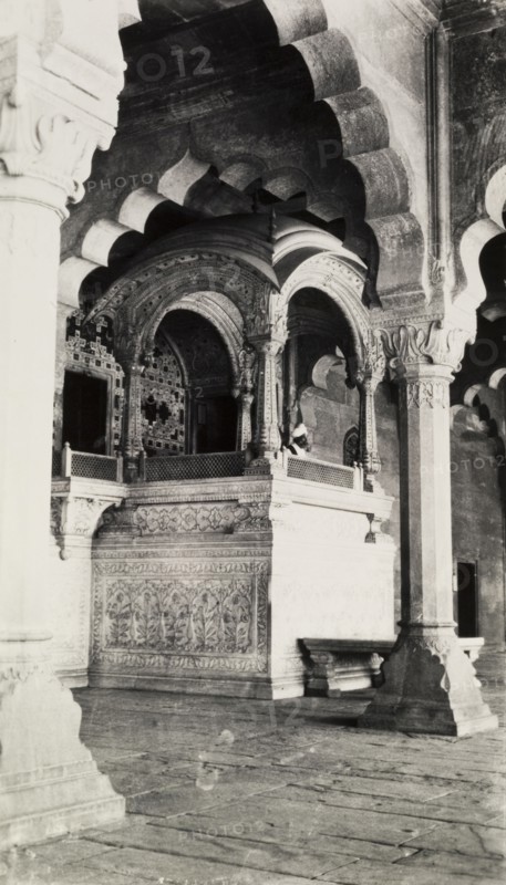 The Emperor's balcony. Interior shot of the Diwan-i-Am, a large pavilion constructed for public imperial audiences at Fort Delhi featuring an ornate throne-balcony from which the Emperor would address his subjects. New Delhi, India, circa 1954., Delhi, India, Southern Asia, Asia.