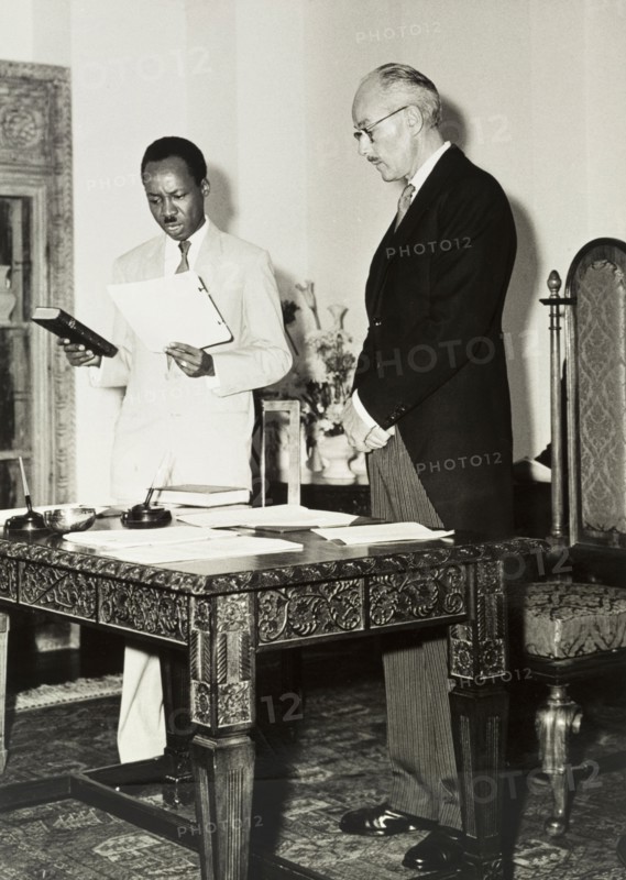 Nyerere takes an oath. Official publicity shot for the Tanganyikan government. Dr Julius Kambarage Nyerere (1922-99) takes an oath on becoming Prime Minister of a newly independent Tanganyika. Tanganyika (Tanzania), December 1961. Tanzania, Eastern Africa, Africa.