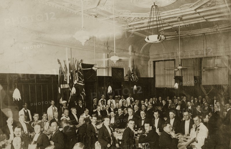 Burns Night in Bombay. A large group of formally dressed British gentlemen pose for the camera, seated around long tables for a Burns Night supper. Bombay (Mumbai), India, circa 1920. Mumbai, Maharashtra, India, Southern Asia, Asia.