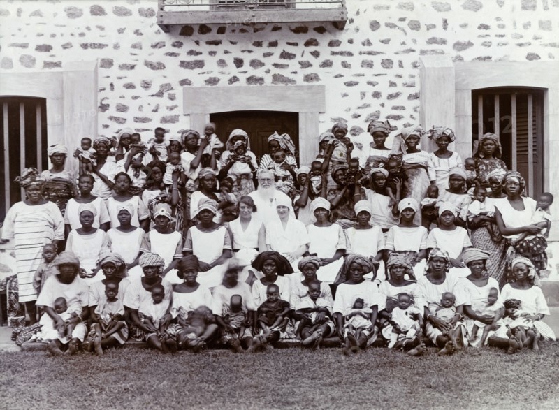 Patients at the Maternity Institute of Abeokuta. A large number of Nigerian women pose for a group portrait with their babies outside the Maternity Institute of Abeokuta. Three European doctors sit at the centre of the group, including Dr Greta Lowe-Jellicoe (left), who worked as a medical missionary in Nigeria between 1926 and 1935. Abeokuta, Ogun State, Nigeria, 1929. Abeokuta, Ogun, Nigeria, Western Africa, Africa.
