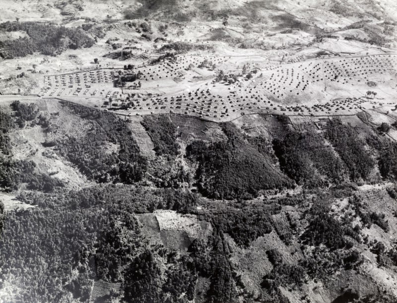 Aerial view of a Kikuyu fortified village. An official photograph taken from the air of a Kikuyu fortified village on a cleared ridge. Fort Hall, Kenya, circa 1955. Fort Hall, Central (Kenya), Kenya, Eastern Africa, Africa.
