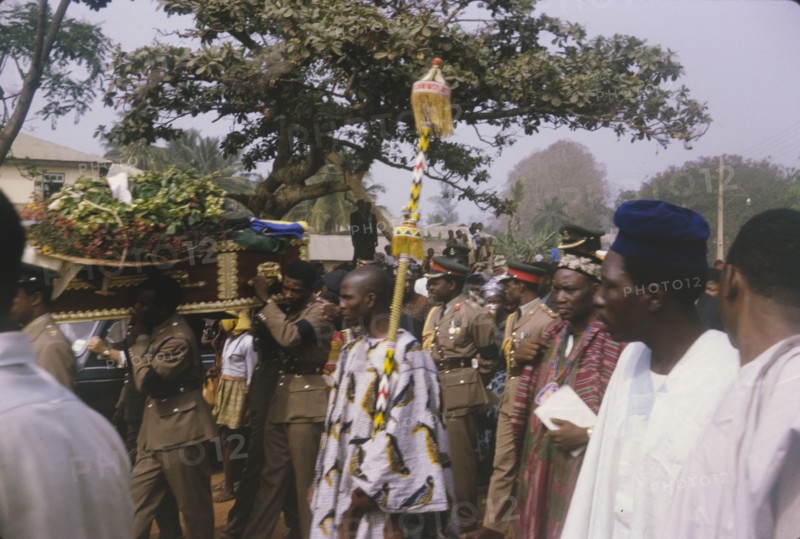 Fajuyi's state funeral. The decorated coffin of Lieutenant Colonel Francis Adekunle Fajuyi is carried through crowds by uniformed military men at his state funeral. Ado Ekiti, Nigeria, 1966. Ado Ekiti, Ekiti, Nigeria, Western Africa, Africa.