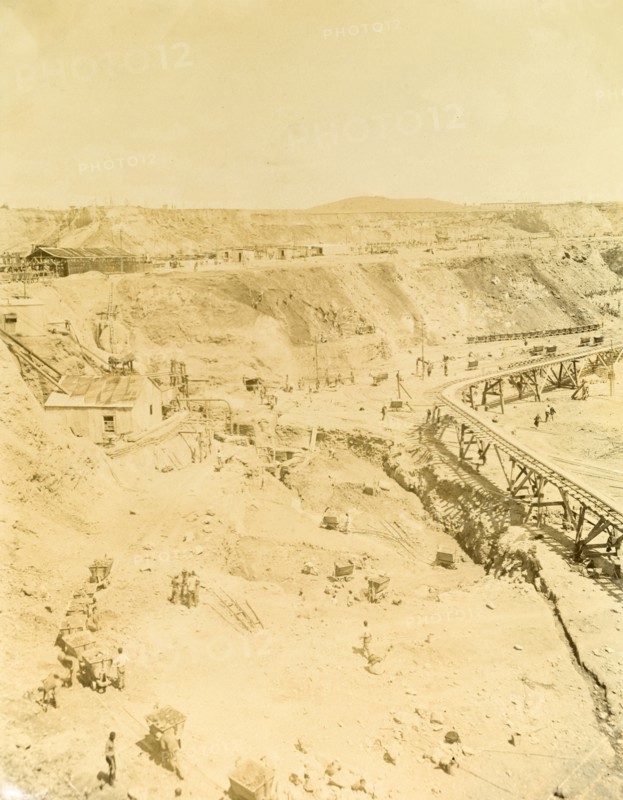 Overhead view of the Premier Diamond Mine. Overhead view of the Premier Diamond Mine, showing labourers at work and a raised railway track. Cullinan, South Africa, circa 1907. Cullinan, Gauteng, South Africa, Southern Africa, Africa.