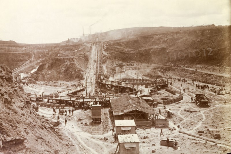 View of Premier Diamond Mine. Overhead view of the Premier Diamond Mine, showing labourers busy at work and lines of rail carts. Cullinan, South Africa, circa 1907. Cullinan, Gauteng, South Africa, Southern Africa, Africa.