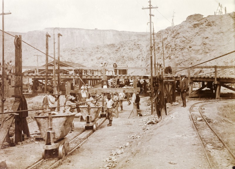 Premier Diamond Mine. African mine workers and a European overseer on the loading railway at the Premier Diamond Mine. Cullinan, South Africa, circa 1907. Cullinan, Gauteng, South Africa, Southern Africa, Africa.
