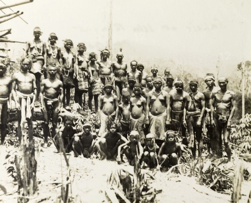 North Malaysian aborigines. Portrait of a large group of Malaysian aborigines at Ula Ringat. Semi-naked, their bodies are decorated with jewellery and wreaths of leaves that adorn their heads. Upper Perak, British Malaya (Malaysia), 1900., Perak, Malaysia, South East Asia, Asia.