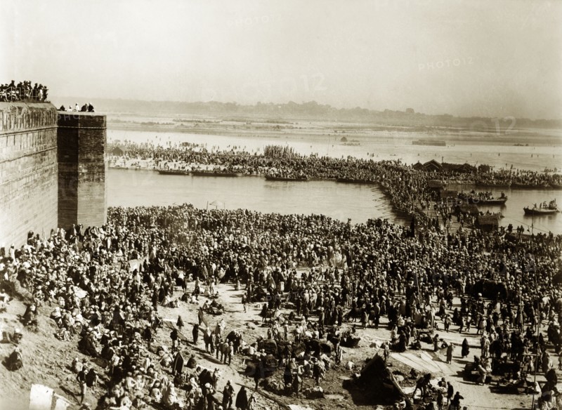 Pilgrims at the Kumbh Mela. Distant view of masses of pilgrims at the Kumbh Mela. Allahabad, United Provinces (Uttar Pradesh), India, circa January 1906. Allahabad, Uttar Pradesh, India, Southern Asia, Asia.