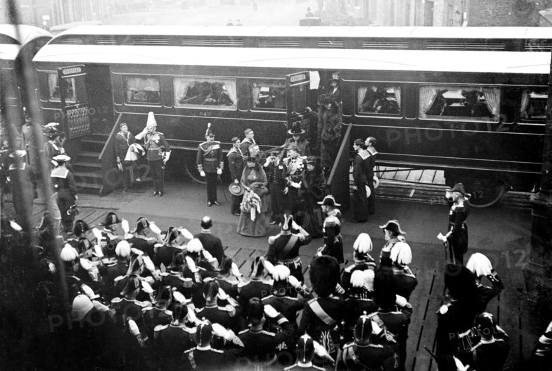 Royal entourage at Portsmouth. King George V and Queen Mary arrive at Portsmouth station on the first leg of their journey to India for the Coronation Durbar at Delhi. They are accompanied by dignitaries and various members of the royal family. Portsmouth, England, November 1911. Portsmouth, Hampshire, England (United Kingdom), Western Europe, Europe .