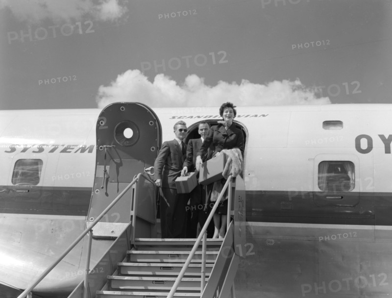 Ava and Frank arrive in Nairobi. Hollywood couple Ava Gardner and Frank Sinatra disembark from a plane on their arrival at Eastleigh airport. Gardner was due to play a lead role in 'Mogambo', a John Ford film being shot on location in Kenya. Nairobi, Kenya, 7 November 1952. Nairobi, Nairobi Area, Kenya, Eastern Africa, Africa.