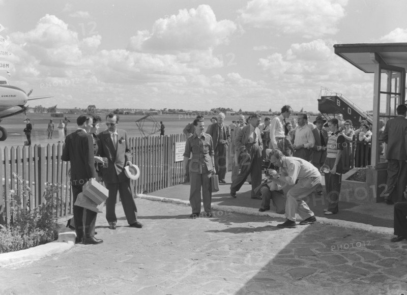 Ava and Frank pose for photos. Hollywood couple Ava Gardner and Frank Sinatra pose for a photographer on their arrival at Eastleigh airport. Gardner was due to play a lead role in 'Mogambo', a John Ford film being shot on location in Kenya. Nairobi, Kenya, 7 November 1952. Nairobi, Nairobi Area, Kenya, Eastern Africa, Africa.