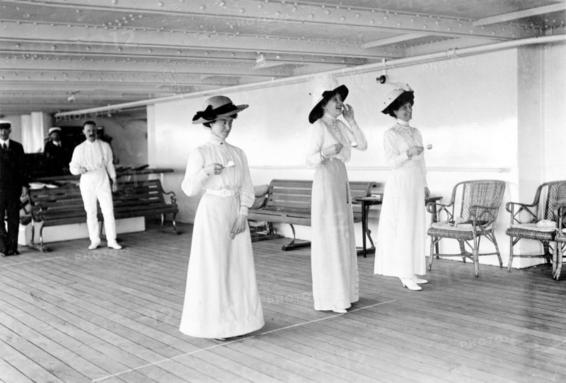 Egg and spoon race. Queen Mary's Ladies in Waiting line up for an egg and spoon race on the deck of the royal yacht, HMS Medina. The ship was transporting King George V and Queen Mary to India for the Coronation Durbar at Delhi. Indian Ocean near Mumbai, India, circa 30 November 1911. India, Southern Asia, Asia.