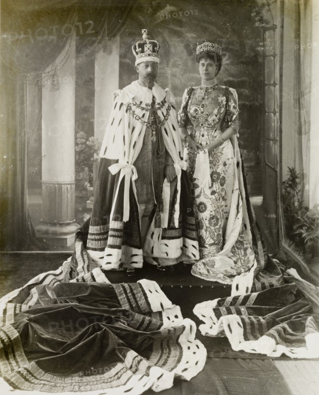 Dressed in Durbar robes. Portrait of King George V (r.1910-36) and Queen Mary, dressed in their ceremonial robes and crowns for the Coronation Durbar. New Delhi, India, 12 December 1911., Delhi, India, Southern Asia, Asia.