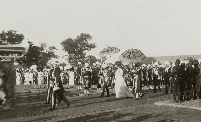 King Edward VII memorial stone. Onlookers gather to watch the unveiling of the King Edward VII memorial stone by King George V (r.1910-36) and Queen Mary at the Coronation Durbar. Delhi, India, 12 December 1911. Delhi, Delhi, India, Southern Asia, Asia.