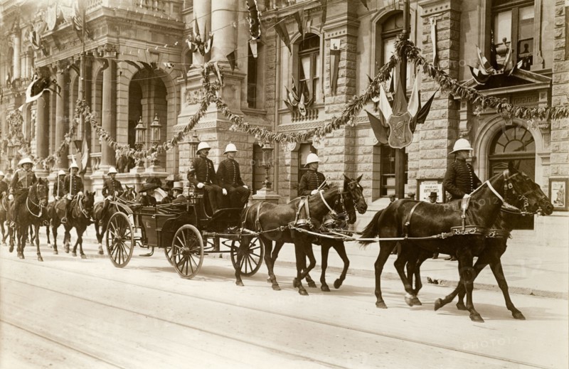 The Duke of Connaught at Cape Town. The Duke and Duchess of Connaught ride past Cape Town city hall in a horse-drawn carriage during their royal visit to open the new Union Parliament. The hall is festooned with garlands as part of the presentation of address. Cape Town, Cape Province (West Cape), South Africa, 31 October 1910. Cape Town, West Cape, South Africa, Southern Africa, Africa.