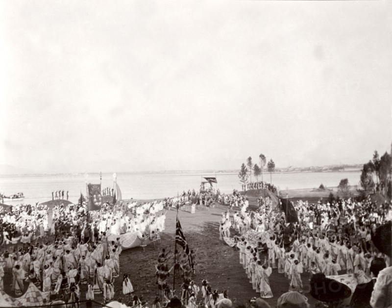 Union Parliament celebrations in Cape Town, 1910. A pageant is held to celebrate the opening of the new Union Parliament in Cape Town by the Duke of Connaught. Lines of people dance and perform in costume at an open stretch of land near the coast. Cape Town, Cape Province (West Cape), South Africa, 4 November 1910. Cape Town, West Cape, South Africa, Southern Africa, Africa.