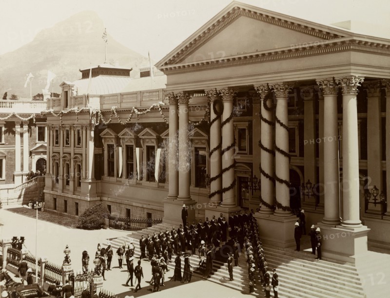 Opening of the new Union Parliament, Cape Town. The Duke and Duchess of Connaught are saluted and directed along a red carpet as they arrive for the opening ceremony of the new Union Parliament at Cape Town's Houses of Parliament. Cape Town, Cape Province (West Cape), South Africa, 4 November 1910. Cape Town, West Cape, South Africa, Southern Africa, Africa.