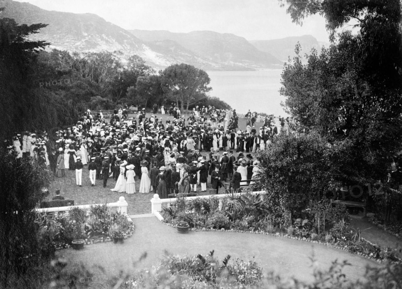 Garden party for the Duke of Connaught. Formally dressed guests socialise at a garden party held in honour of the Duke and Duchess of Connaught. This was one of several stops made by the royal couple following their official visit to Cape Town to open the new Union Parliament. Bloemfontein, Orange Free State (Free State), South Africa, 9 November 1910. Bloemfontein, Free State, South Africa, Southern Africa, Africa.