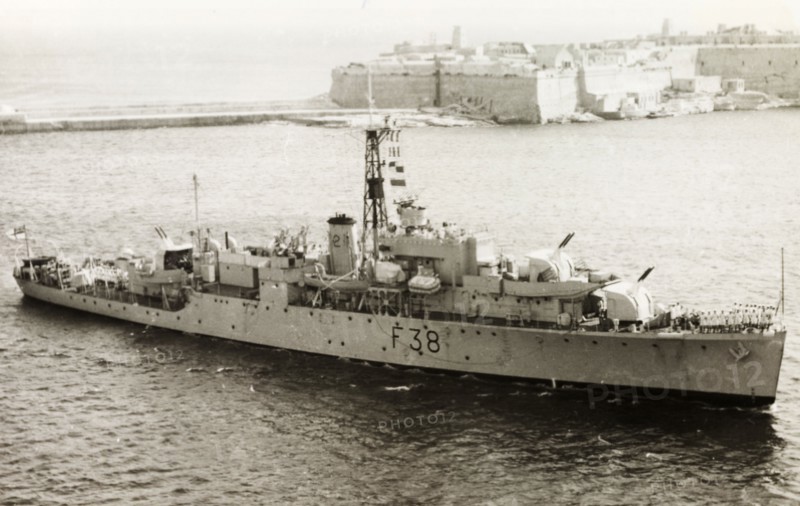 HMS Cygnet, Malta. British naval ship, HMS Cygnet, leaves the Maltese port of Valetta. Valetta, Malta, circa 1950. Valetta, Malta, Malta, Central Europe, Europe .
