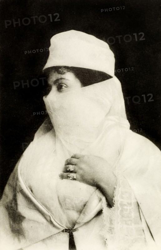 Woman wearing a 'niqab'. Profile shot of a Turkish woman dressed in a Muslim 'niqab', a type of veil that covers the entire of the face except for the eyes. Probably Egypt, circa 1925. Egypt, Northern Africa, Africa.