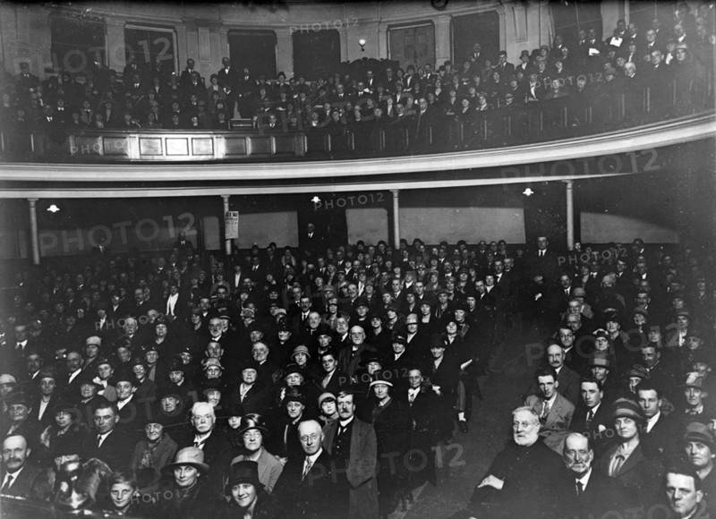Anti-slavery meeting, Hull. English anti-slavery campaigners pack out a theatre in Hull for a campaign meeting. Kingston upon Hull, England, circa 1925. Kingston upon Hull, Humberside, England (United Kingdom), Western Europe, Europe .