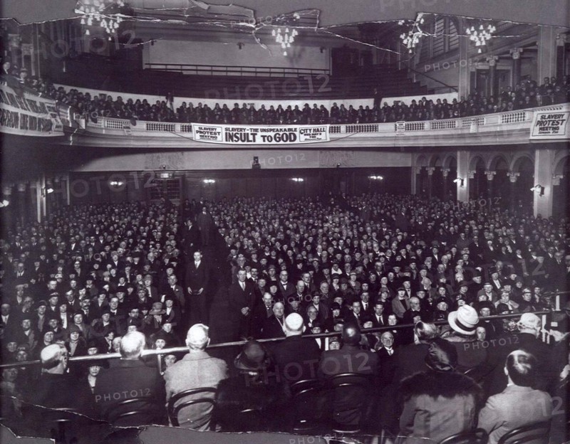 Anti-slavery meeting, Hull. English anti-slavery campaigners pack out a theatre in Hull for a campaign meeting. A banner displayed above the audience reads: 'Slavery, the Unspeakable Insult to God'. Kingston upon Hull, England, circa 1925. Kingston upon Hull, Humberside, England (United Kingdom), Western Europe, Europe .