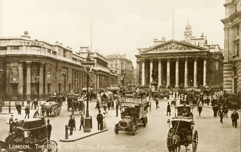 Threadneedle Street. Busy street scene showing the Bank of England and the Royal Exchange, located on Threadneedle Street. London, England, circa 1900. London, London, City of, England (United Kingdom), Western Europe, Europe .