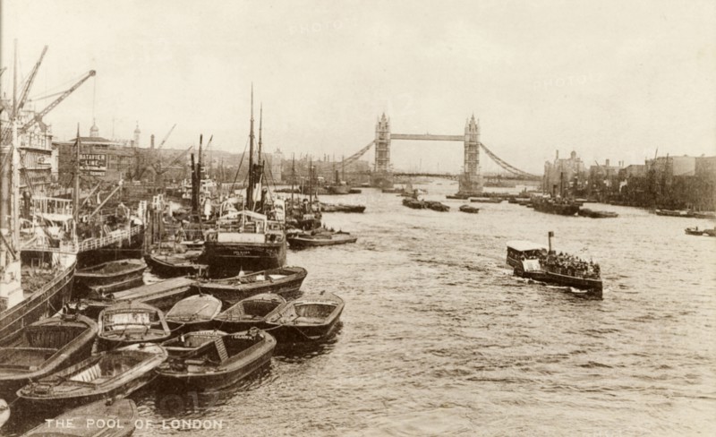 The pool of London'. Boats of all sizes crowd the banks of the River Thames on a section of the river known as 'the pool', stretching from Old Swan Pier to Limehouse Pier. London, England, circa 1910. London, London, City of, England (United Kingdom), Western Europe, Europe .