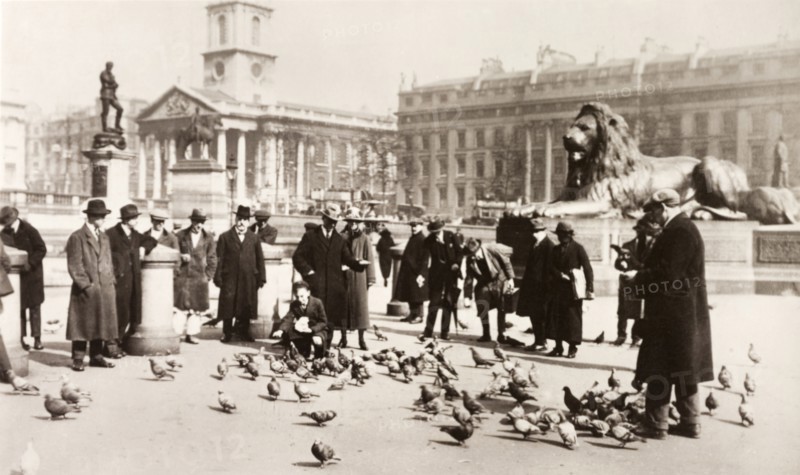 Feeding the pigeons. A crowd of people feed the pigeons in Trafalgar Square. London, England, circa 1925. London, London, City of, England (United Kingdom), Western Europe, Europe .