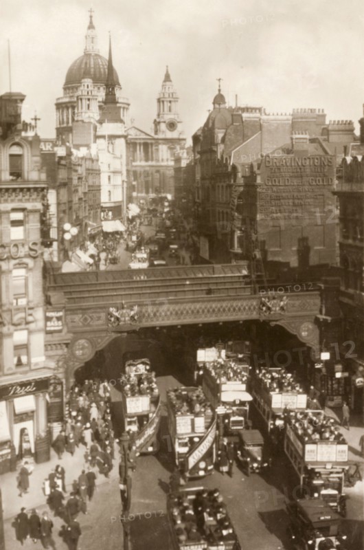 View across Ludgate Circus. View across Ludgate Circus looking towards Ludgate Hill and St Paul's Cathedral. Open-top buses are crammed with commuters and swarms of pedestrians flood the street. London, England, circa 1930. London, London, City of, England (United Kingdom), Western Europe, Europe .
