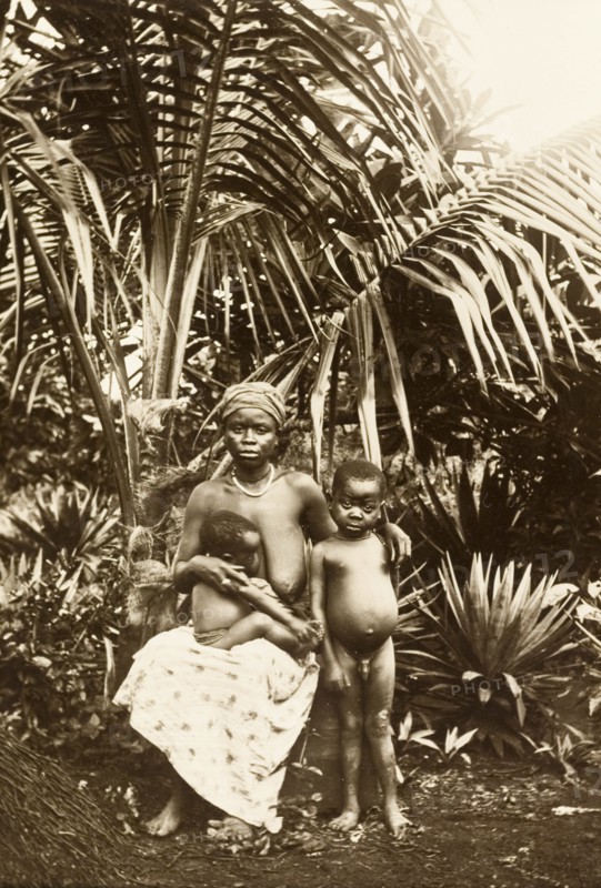 Inhabitants of Bioko. Portrait of a woman from Bioko with her two young children. Bioko, Equatorial Guinea, circa 1930., Bioko Norte, Equatorial Guinea, Central Africa, Africa.