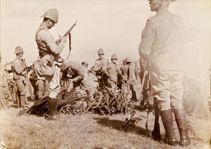 Rifles relinquished at Slaapkrans. British forces examine and dismantle a haul of Boer rifles, relinquished at 'Surrender Hill' following a battle at Slaapkrans during the Second Boer War (1899-1902). Near Slaapkrans, Orange River Colony (Free State), South Africa, 30 July 1900. Slaapkrans, Free State, South Africa, Southern Africa, Africa.
