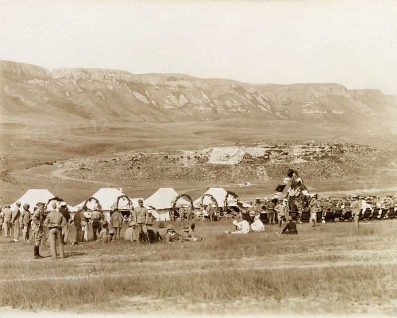 Christmas Day below the Platberg Mountain. British soldiers and their wives celebrate Christmas Day at the 19th Stationary Hospital camp, a convalescent camp established in a valley below the Platberg Mountain during the Second Boer War (1899-1902). Harrismith, Orange River Colony (Free State), South Africa, 25 December 1901. Harrismith, Free State, South Africa, Southern Africa, Africa.