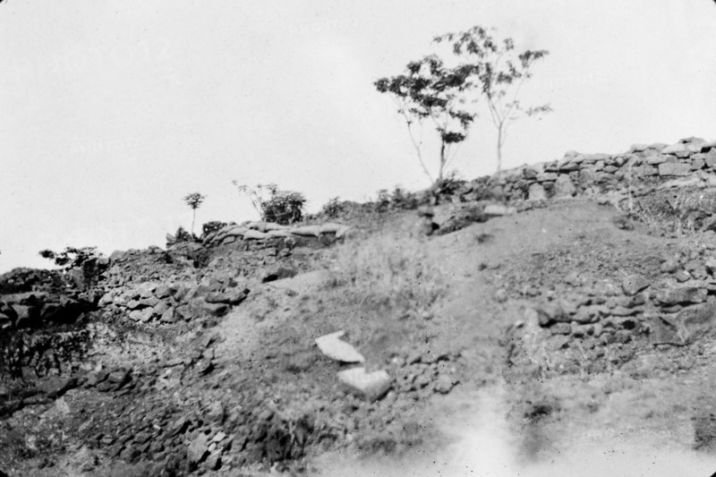Boer defenses at Hlangwani Hill. Roughly built stone walls form part of a Boer defense line, used during the battle of Hlangwani Hill in the Second Boer War (1899-1902). Natal (Kwazulu Natal), South Africa, circa 20 February 1900., KwaZulu Natal, South Africa, Southern Africa, Africa.