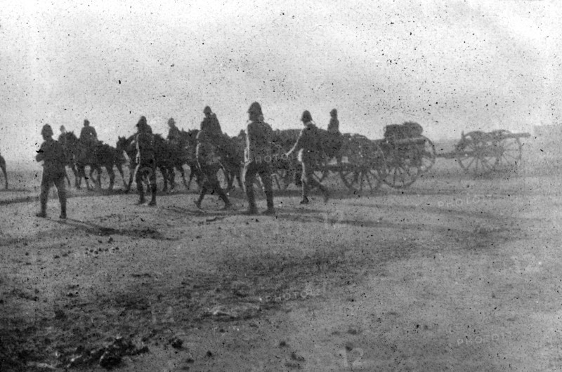Boer War artillery. British Army officers use gun horses to move large pieces of artillery during the Second Boer War (1899-1902). South Africa, circa 1900. South Africa, Southern Africa, Africa.