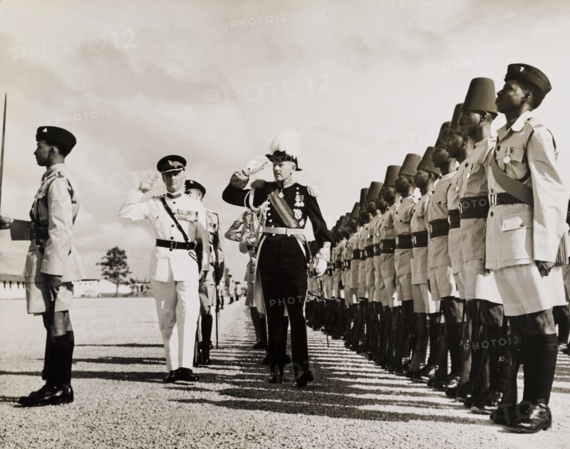Sir Richard Turnball inspects the Tanganyika Rifles. Sir Richard Turnbull (1909-1998), the last British colonial Governor of Tanganyika, is accompanied by a British officer as he inspects a regiment of the Tanganyika Rifles following Tanzanian independence. Tanganyika (Tanzania), 1962. Tanzania, Eastern Africa, Africa.