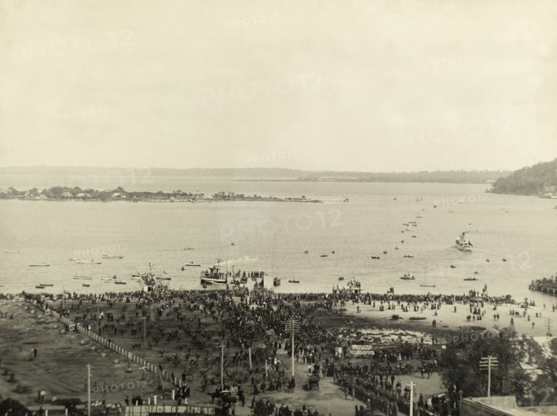The Duke and Duchess of York leave Perth. Crowds gather to bid farewell to the Duke and Duchess of York (later King George V and Queen Mary) as they leave Perth by motor launch across Swan River. Perth, Australia, July 1901. Perth, West Australia, Australia, Australia, Oceania.