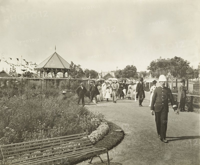 The Earl of Hopetoun visits Perth Zoo. The Earl of Hopetoun, Governor General of Australia, visits Perth Zoo with his entourage. Perth, Australia, 4 January 1902. Perth, West Australia, Australia, Australia, Oceania.