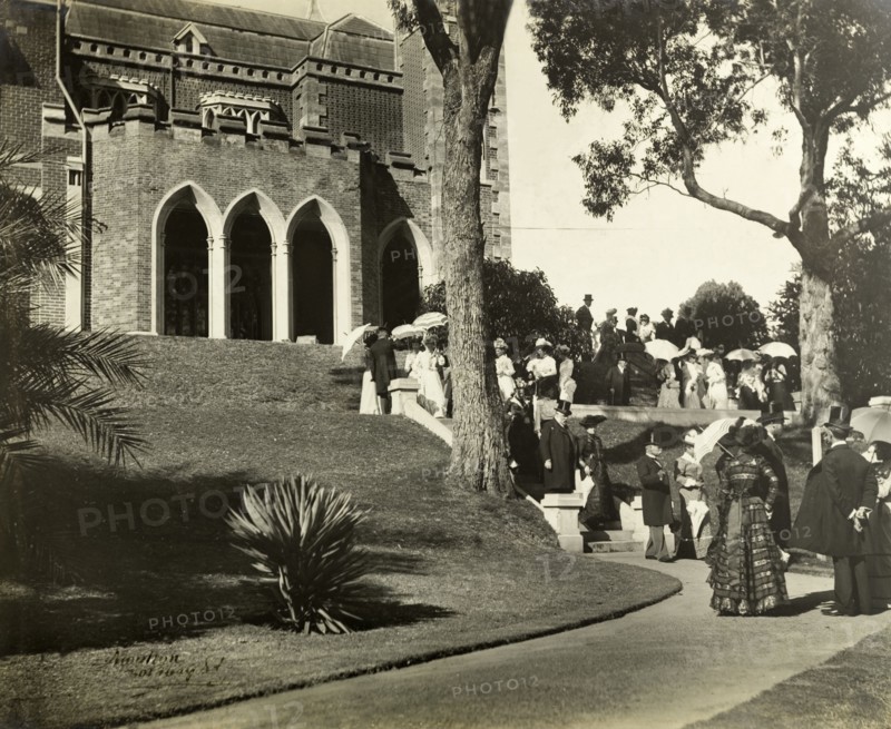 New Year's garden party at Government House, Perth. Formally dressed guests socialise in the grounds of Government House at a New Year's garden party organised by the Earl of Hopetoun, Governor General of Australia. Perth, Australia, January 1902. Perth, West Australia, Australia, Australia, Oceania.