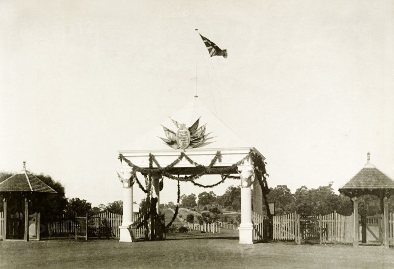 Royal welcome arch at King's Park, Perth. A welcome arch festooned with garlands at the entrance to King's Park, part of celebrations to welcome the Duke and Duchess of Cornwall and York (later King George V and Queen Mary) to Perth. Perth, Australia, July 1901. Perth, West Australia, Australia, Australia, Oceania.