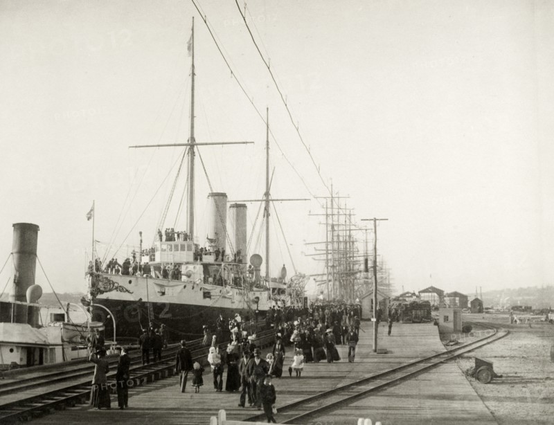 RMS Australia at Fremantle. RMS Australia is welcomed by crowds shortly after arriving in Fremantle harbour. The ship was carrying the new Governor General of Australia, the Earl of Hopetoun, on his official visit to western Australia. Fremantle, Australia, 23 December 1901. Fremantle, West Australia, Australia, Australia, Oceania.