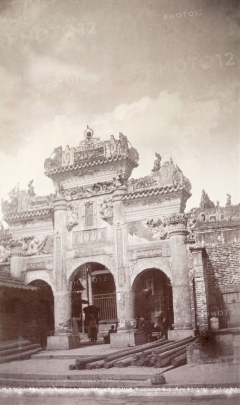 Gateway to the city of Wuchow. View of the grandiose, arched gateway leading from the Xijiang River to the city of Wuchow (Wuzhou). Wuchow (Wuzhou), Guangxi Province, China, circa 1905. Wuzhou, Guangxi, China, People's Republic of, Eastern Asia, Asia.