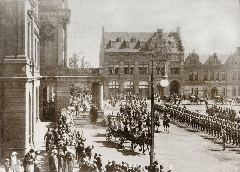 Sir Arthur Lawley leaves the Ou Raadsaal, Pretoria. British soldiers line the street outside the Ou Raadsaal (Old Council Chamber) in Pretoria, as Sir Arthur Lawley (1860-1932), Lieutenant Governor of the Transvaal, departs in a horse-drawn carriage after the opening of the Legislative Council of the Transvaal. Pretoria, South Africa, 20 May 1903. Pretoria, Gauteng, South Africa, Southern Africa, Africa.